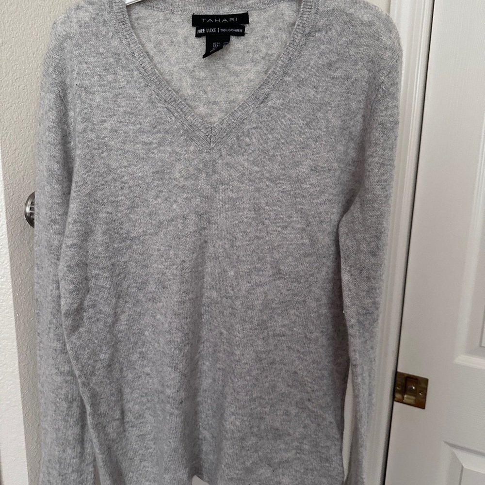 Tahari Light Gray V-Neck Knit Sweater